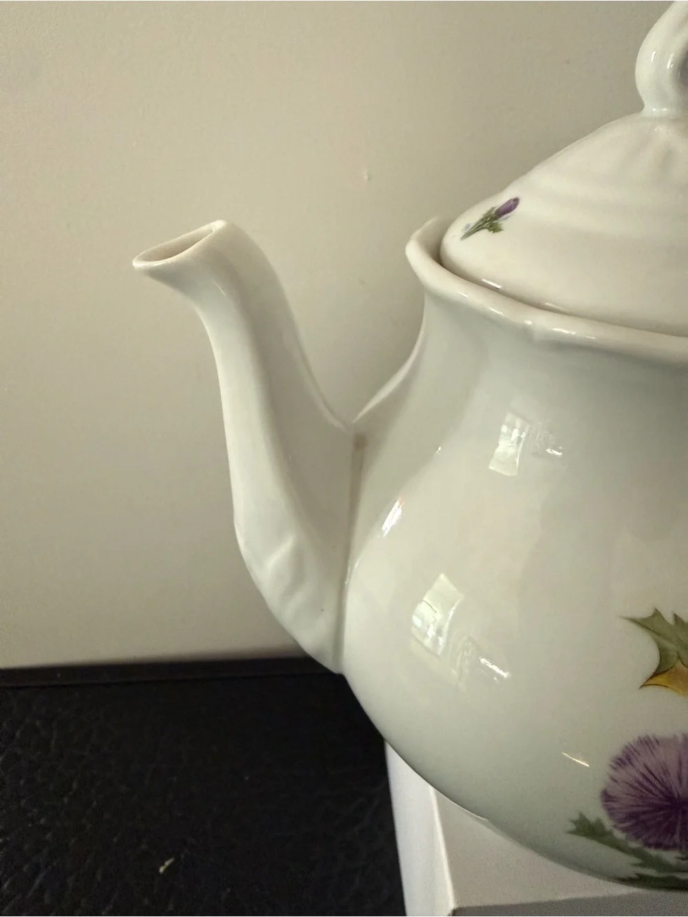 Thistle motifs Teapot With Lid Pre-Owned 7.5